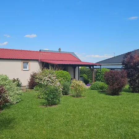 - Utulny Privatni Se Zahradou A Parkovanim U Olomouce - Private House With Garden And Parking Near Olomouc *