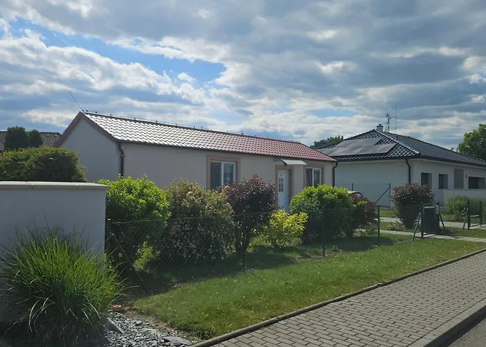 - Utulny Privatni Se Zahradou A Parkovanim U Olomouce - Private House With Garden And Parking Near Olomouc *